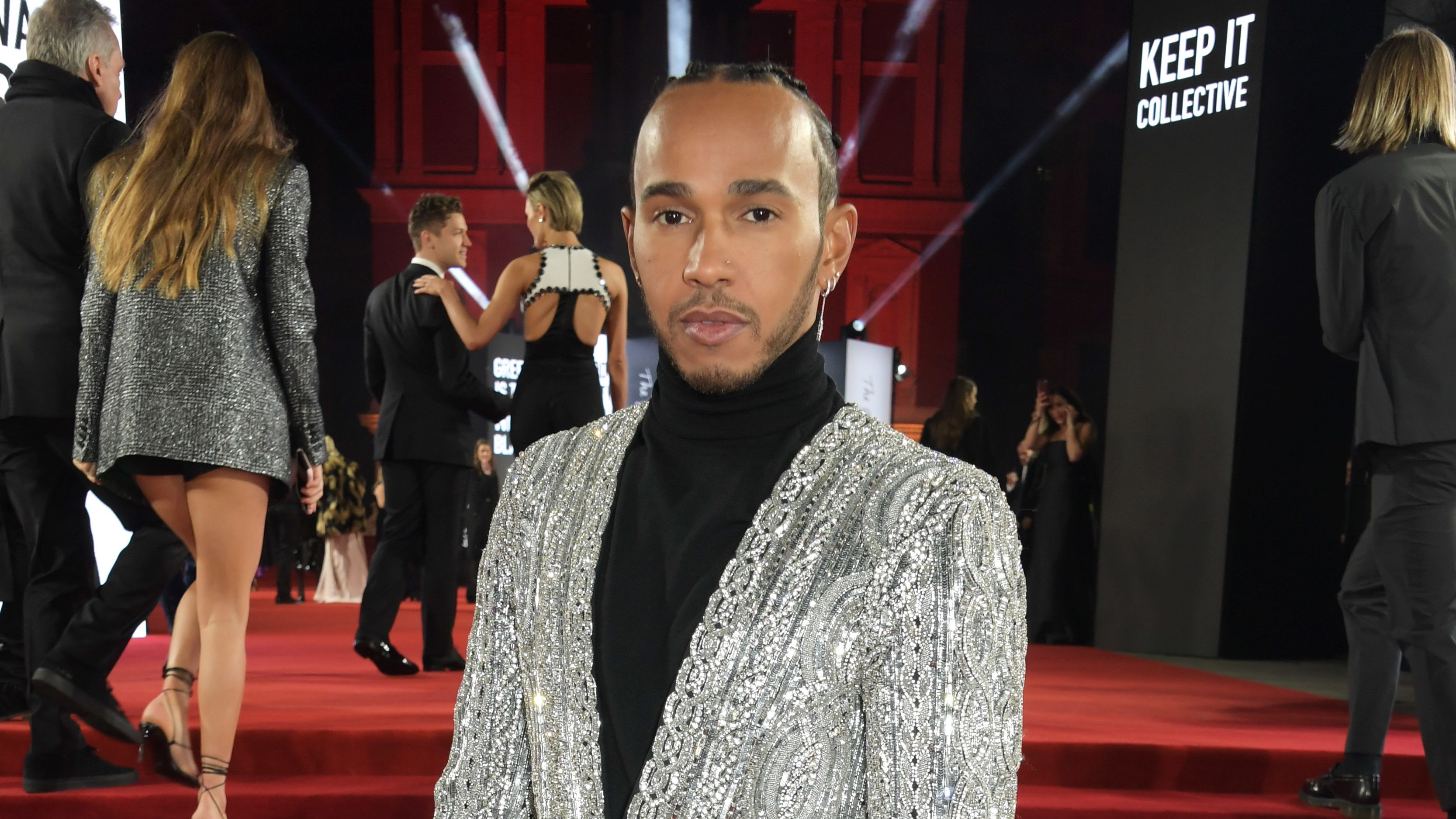 Lewis Hamilton félmeztelen fotója kimeríti az álszerény dicsekvés fogalmát