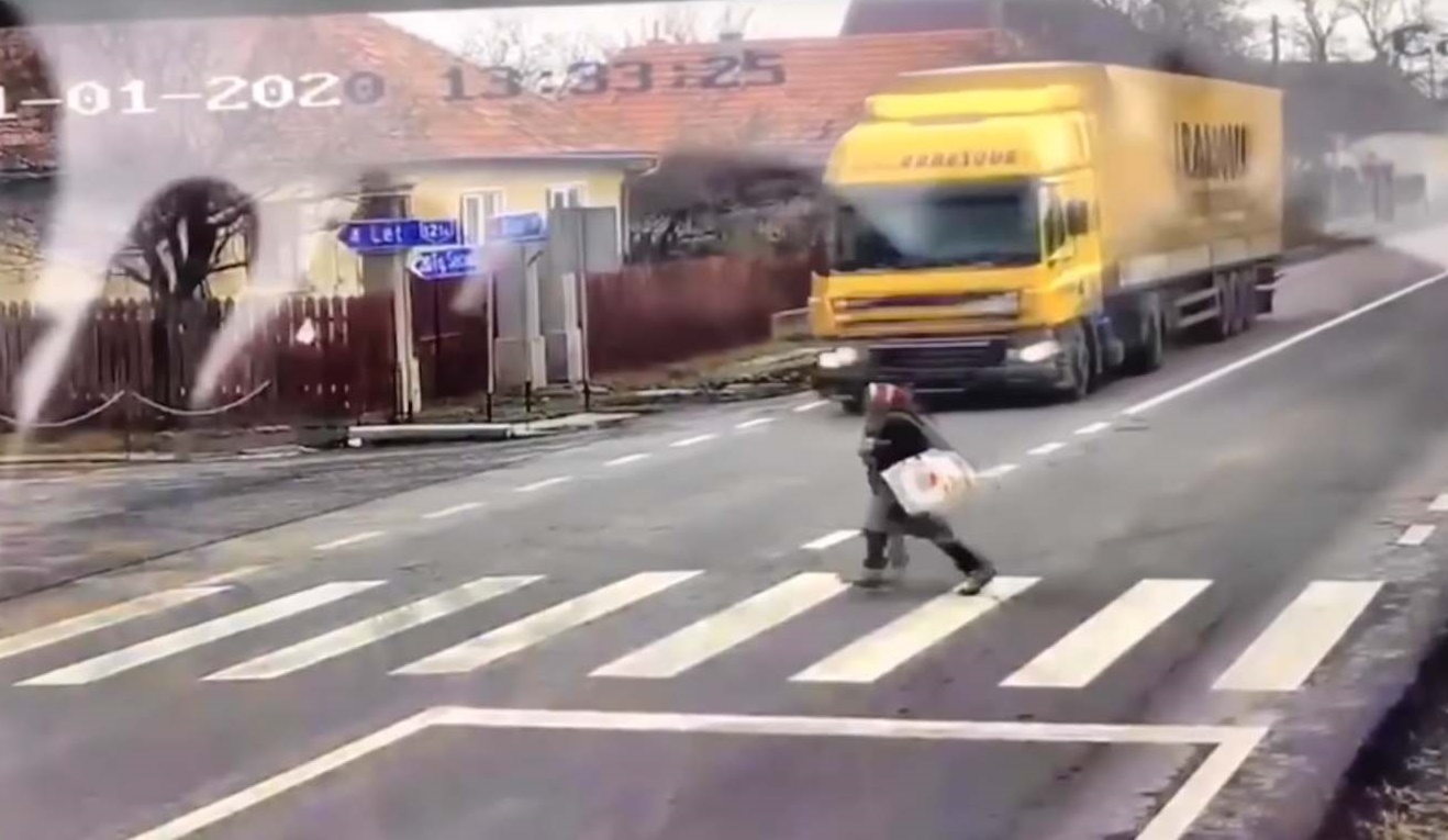 Döbbenetes videón, ahogy kamion elé szalad egy idős nő Erdélyben