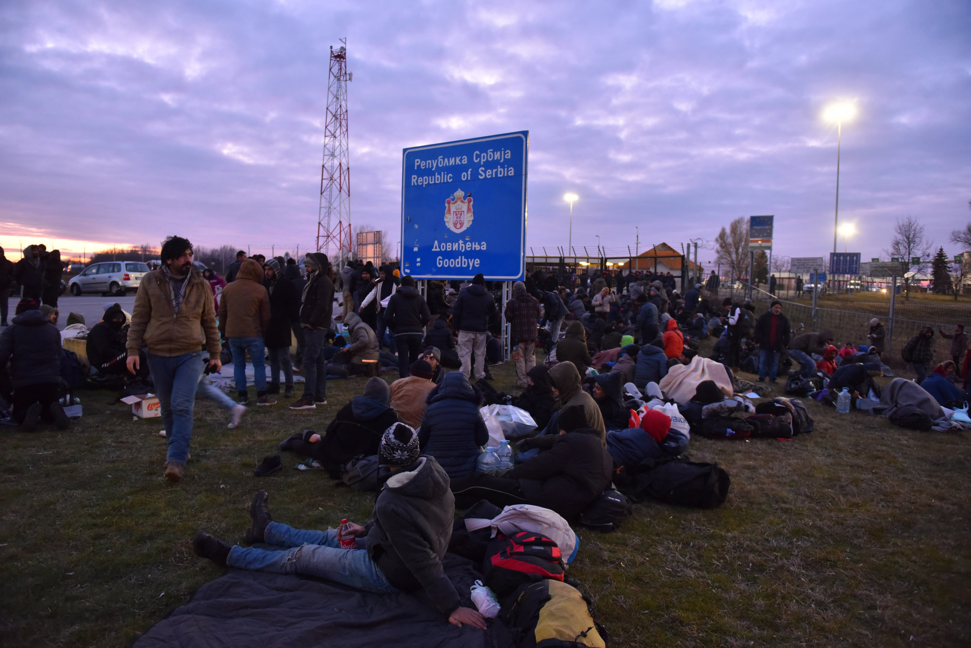 Elszállították a szerb hatóságok a Kelebiánál összegyűlt menekülteket