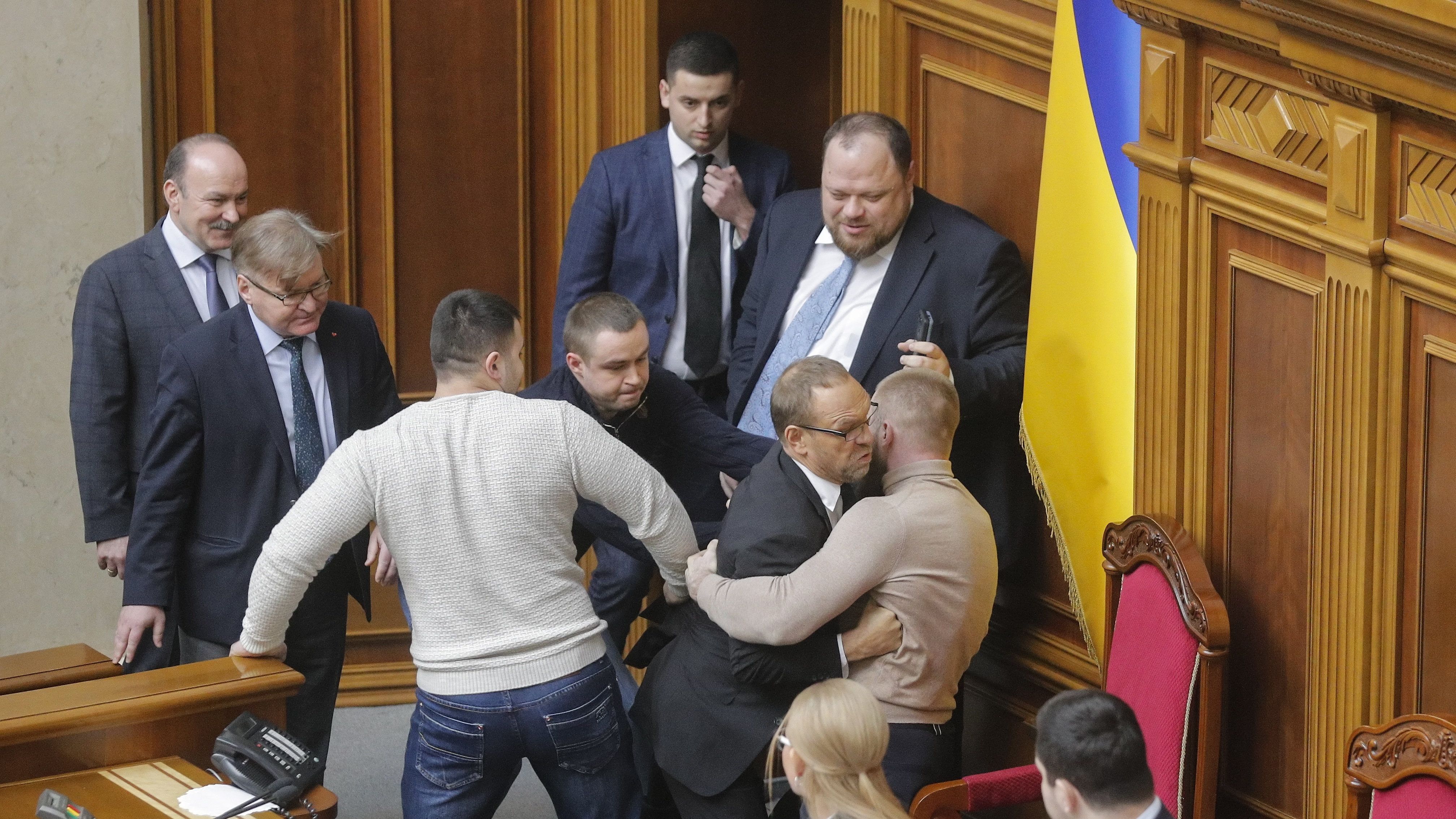 Kijevi földvita: verekedés a parlamentben – videó