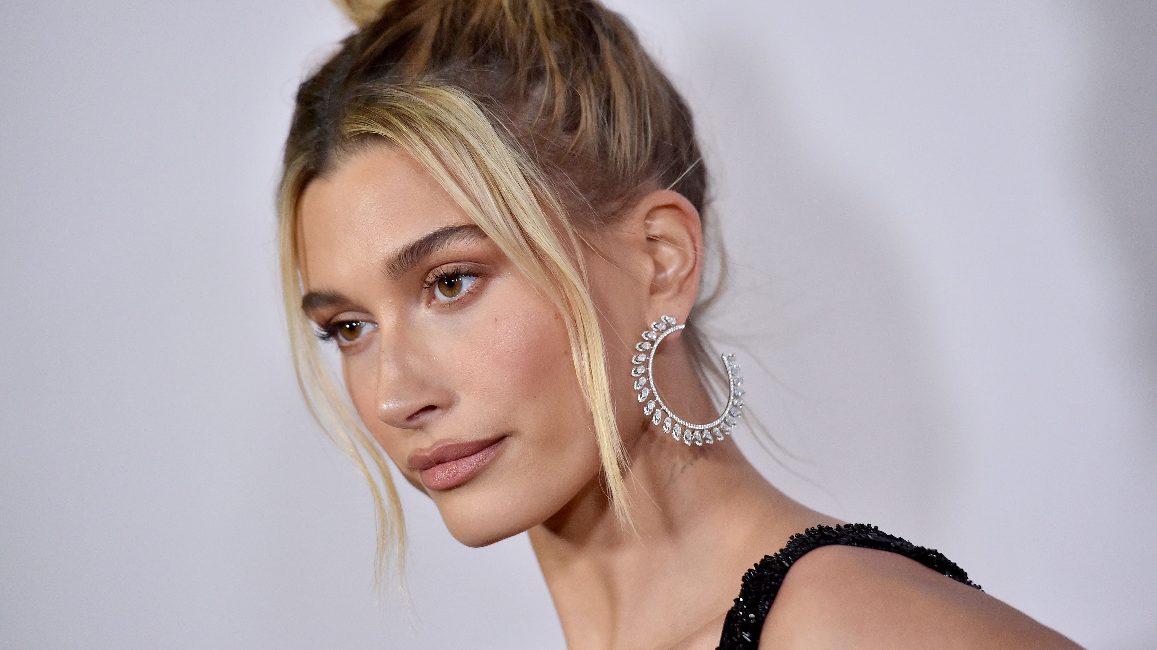 Íme Hailey Baldwin magazinfotója Photoshop előtt és után