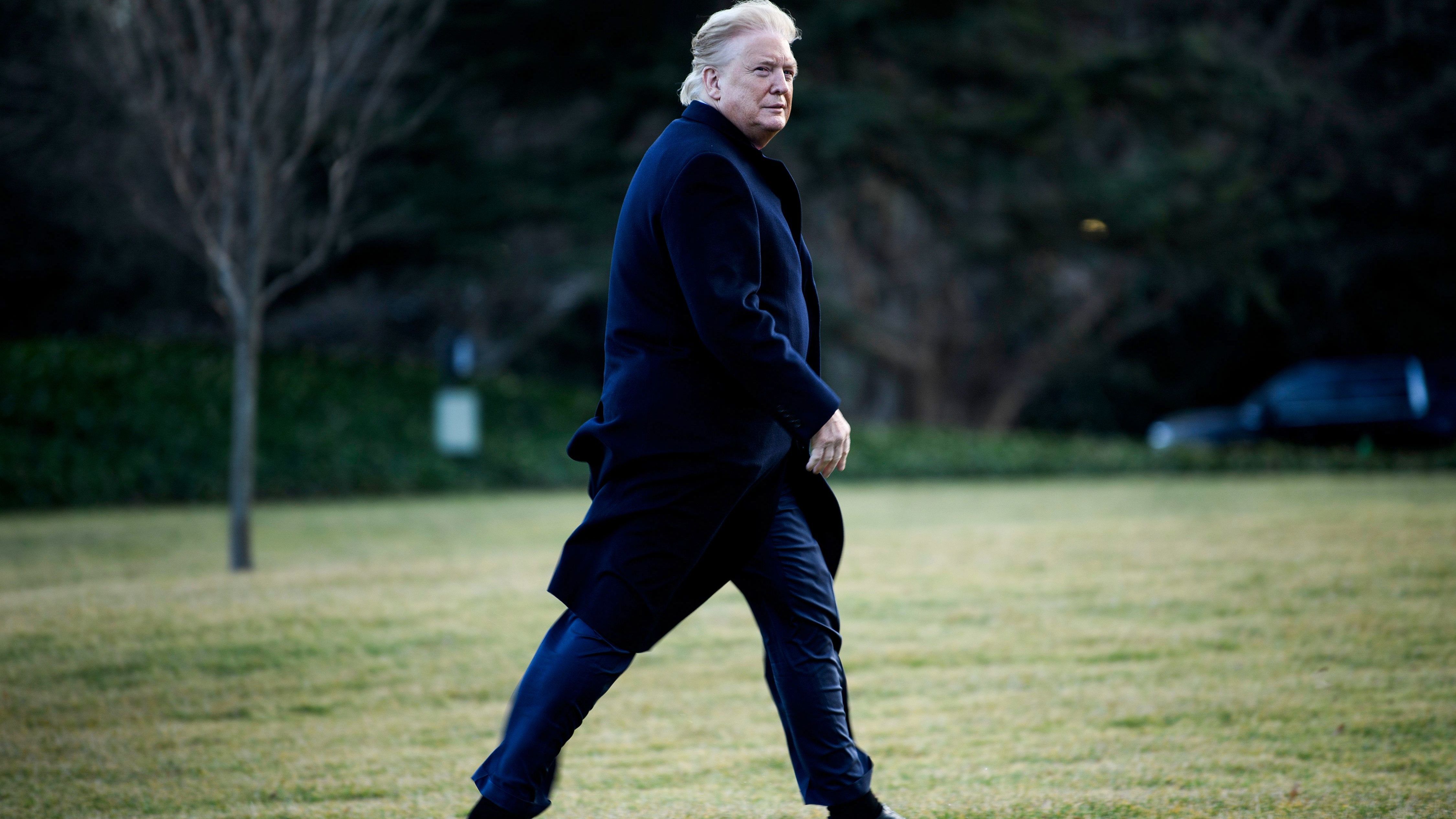 Félrefújta a szél Donald Trump haját, az eredmény pedig csodálatos