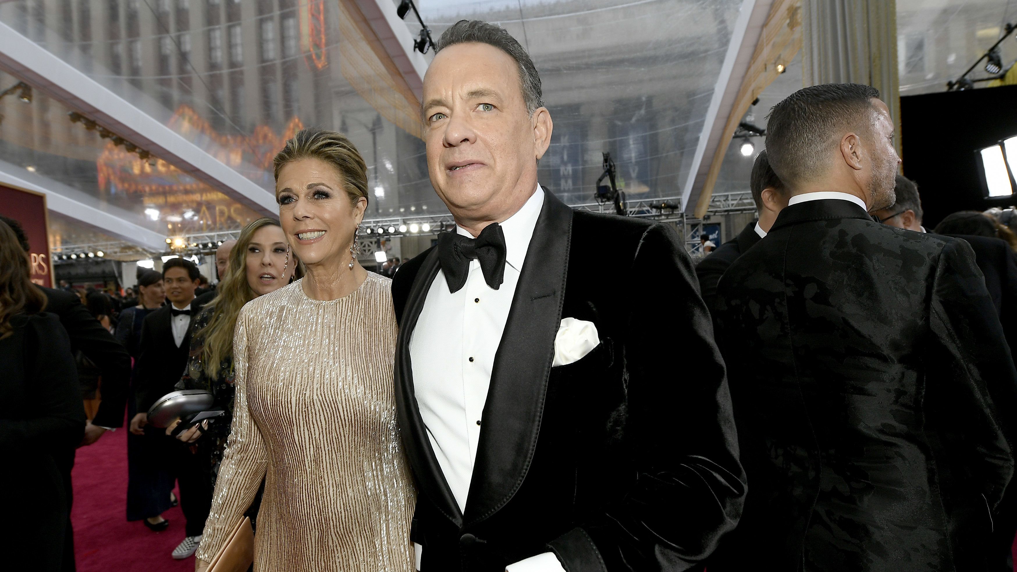 Tom Hanks fekvőtámaszokat nyomott a vörösszőnyegen egy katonával