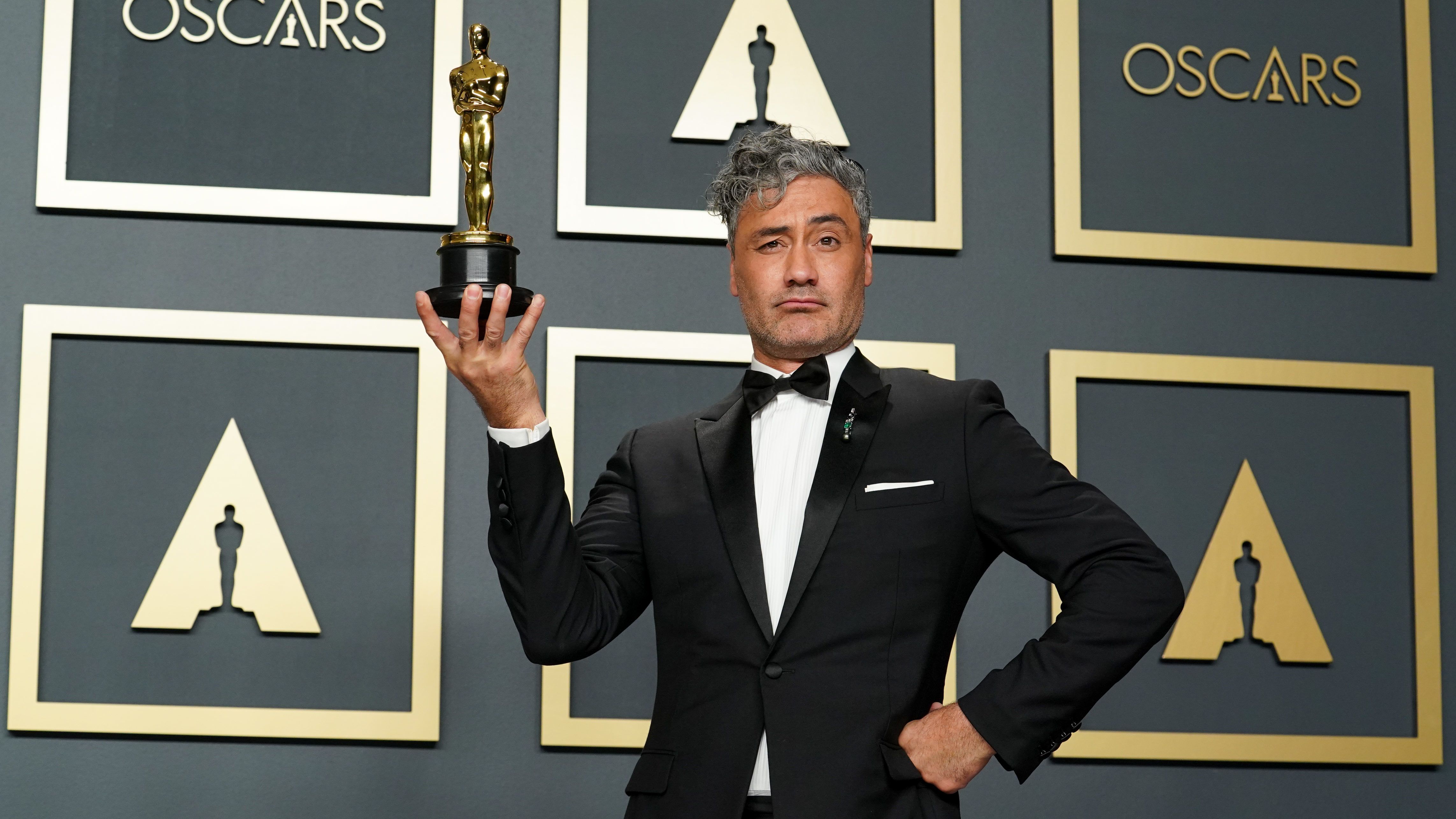 Mit kezdenek a díjasok az Oscarjukkal a gála alatt? Taika Waititi viccből berakta a szék alá