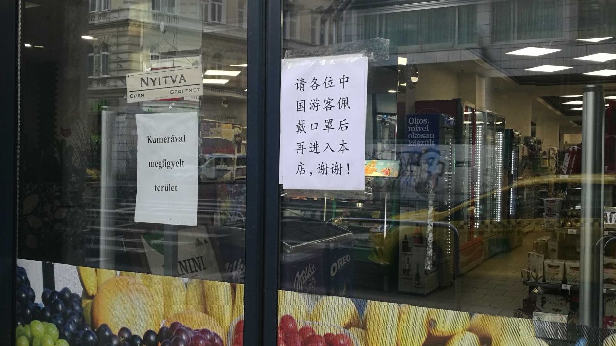 Maszkviselésre kérik a kínai turistákat egy budapesti üzletben