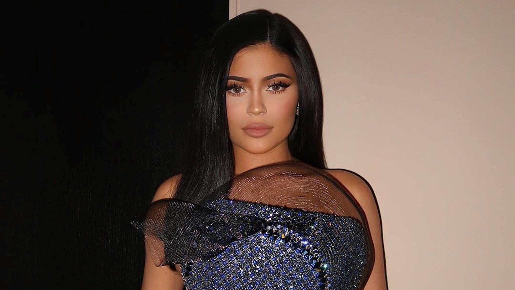 Kylie Jenner nem tudott ülni az estélyijében