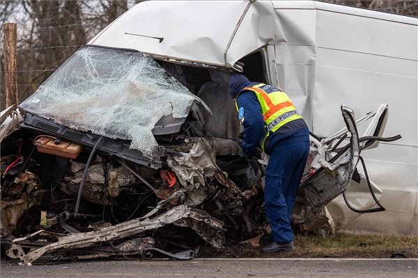 Mindkét fiatal sofőr meghalt a frontális balesetben a 6-os főúton