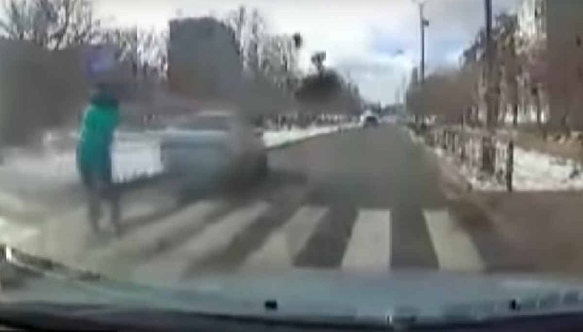 Métereket repült a levegőben a babakocsi a zebráról, miután az ittas ukrán sofőr elütötte
