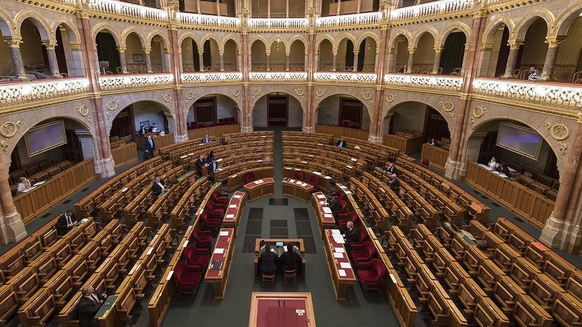 Heten indulnak Dunaújvárosban a parlamenti mandátumért