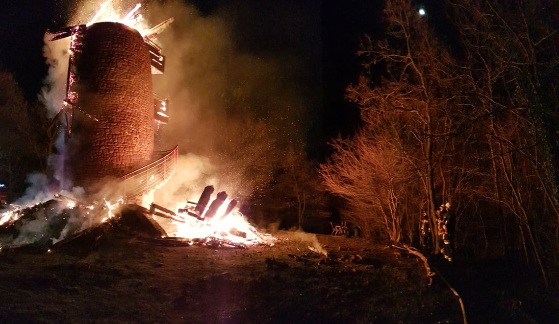 Villámcsapás miatt éghetett ki a révfülöpi kilátó – a tűzoltók videóra vették, ahogy lángol a szerkezet