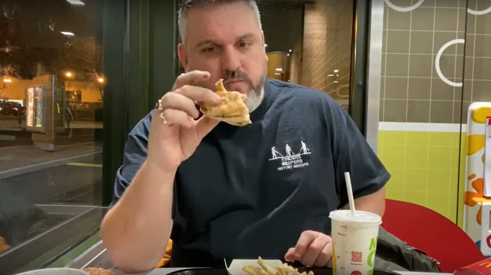 Elásott egy Big Mac menüt a kertben, majd 14 hónap múlva előszedte és megette