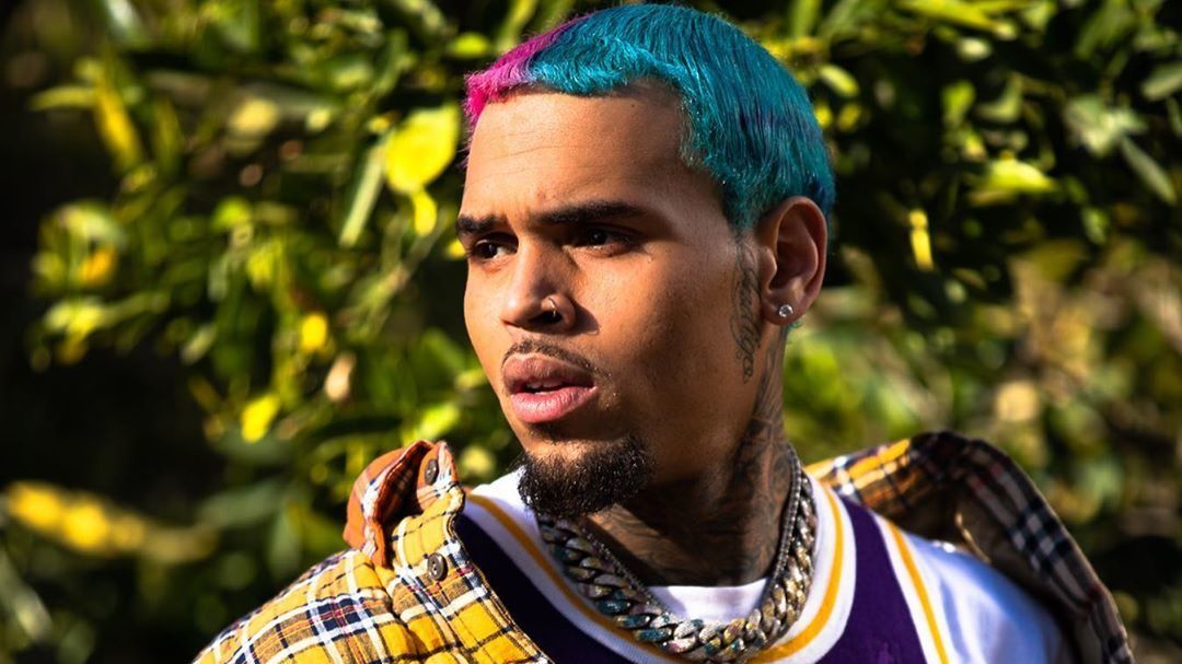 Chris Brown egy sportcipőt tetováltatott az arcára