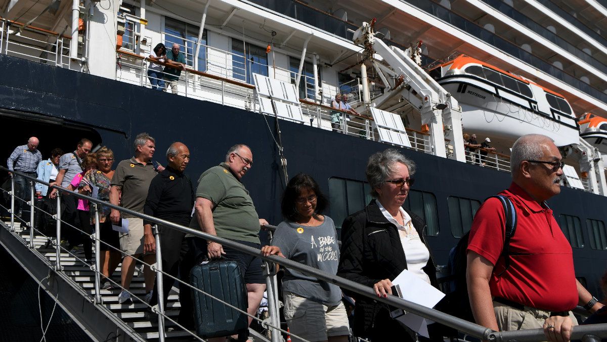 Leengedtek a hajóról egy amerikai nőt, aki később koronavírusos tüneteket mutatott