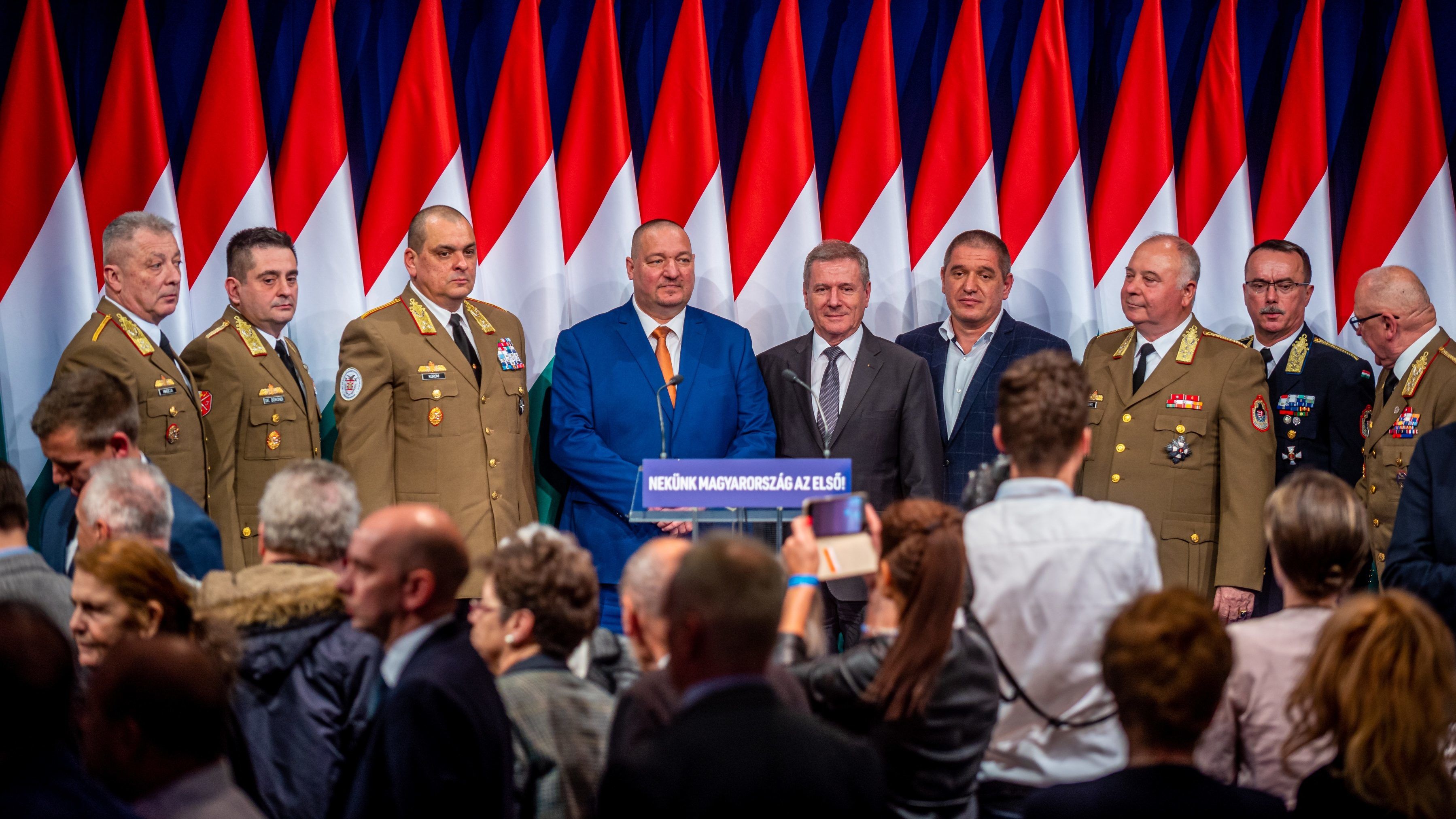 Megmagyarázta a minisztérium, hogy kerülhettek a tábornokok Orbán évértékelőjére