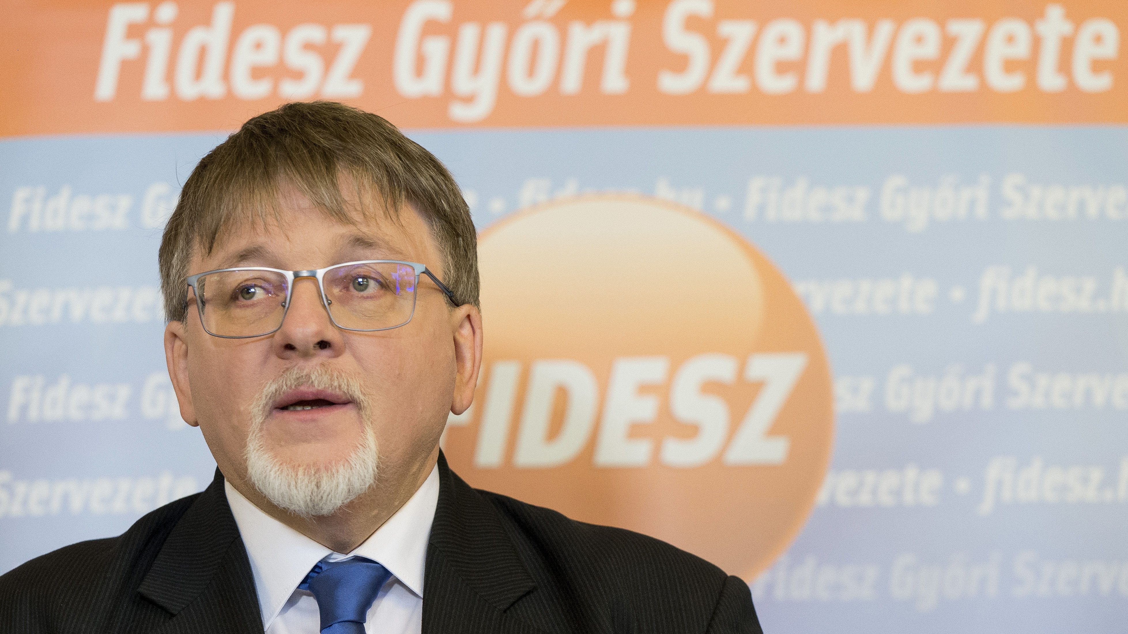 Átírják a törvényt, hogy Győr új fideszes polgármestere orvosként is dolgozhasson