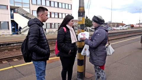 „Túlélőcsomagot” kaptak a Mátészalka-Debrecen vasútvonal utasai, hogy kibírják a vonatutat