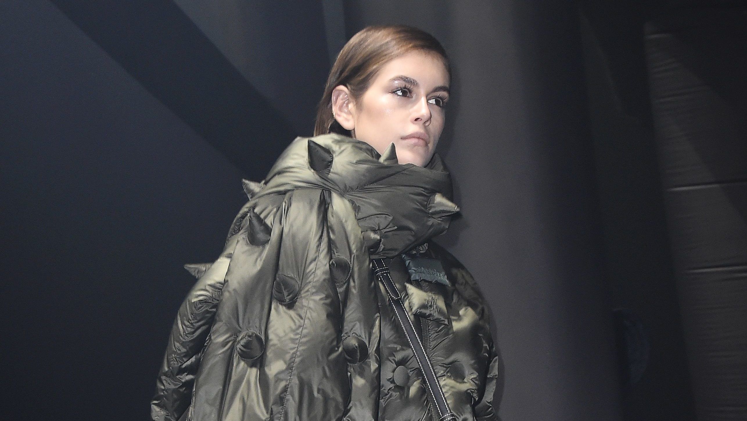 Kaia Gerber gyakorlatilag takaróban vonult a kifutón