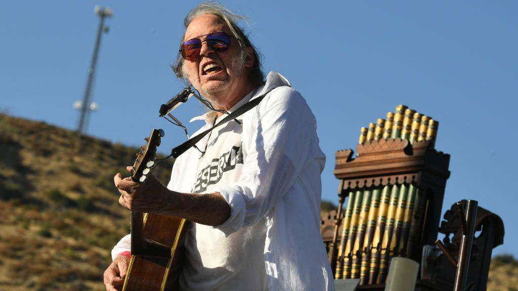 A frissen amerikaivá vált Neil Young szerint Trump Amerika szégyene