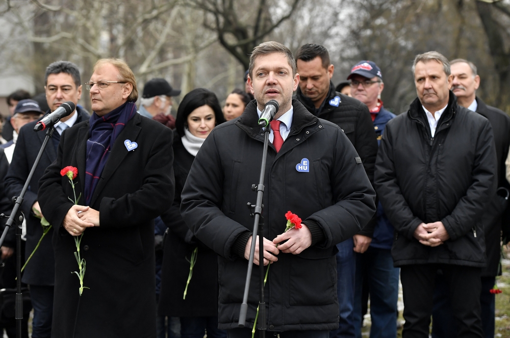 Tóth Bertalan örömlányoknak nevezte az MSZP-ből a DK-ba átlépő polgármestereket