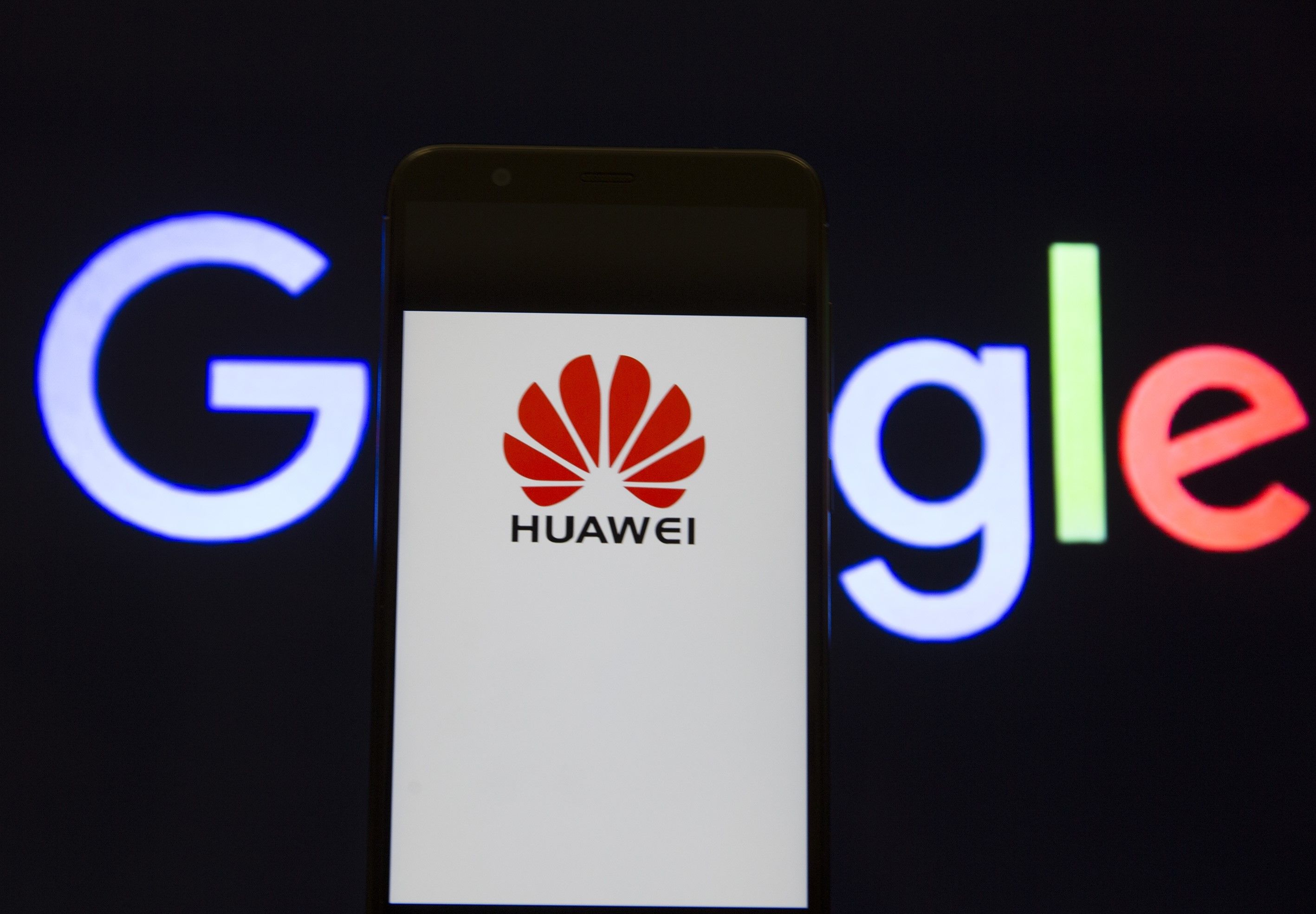 Üzent a Google az új Huawei-mobilok tulajdonosainak