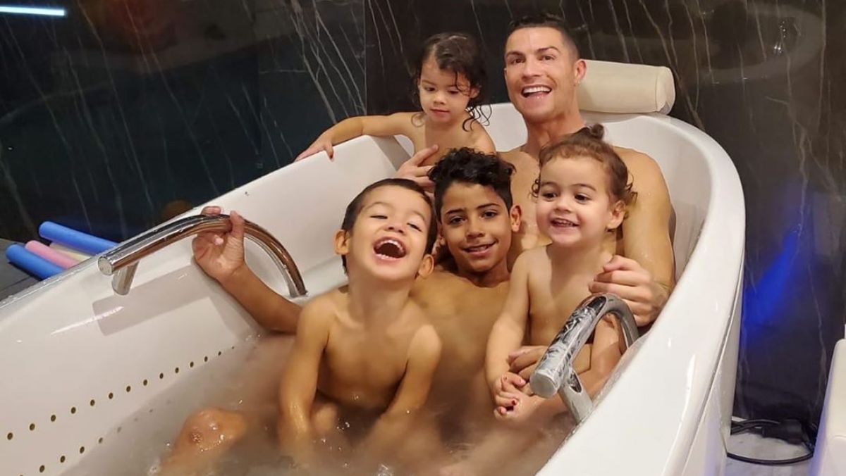 Egy fürdőkádban Cristiano Ronaldo és mind a négy gyereke