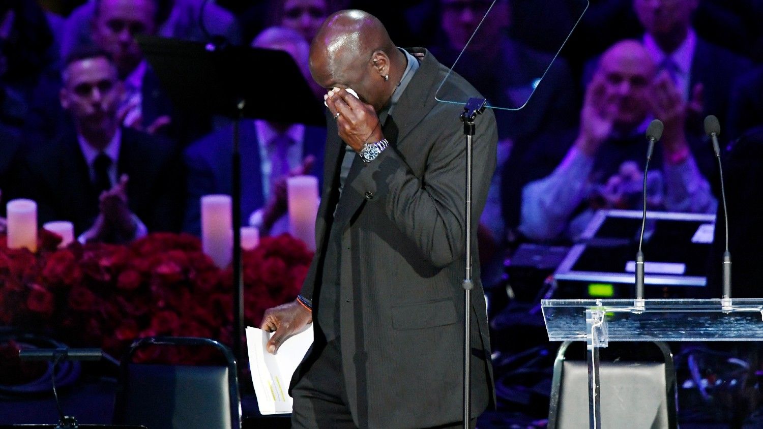 Michael Jordan sírva emlékezett Kobe Bryantre, aztán olyan poént nyomott, hogy mindenki röhögött