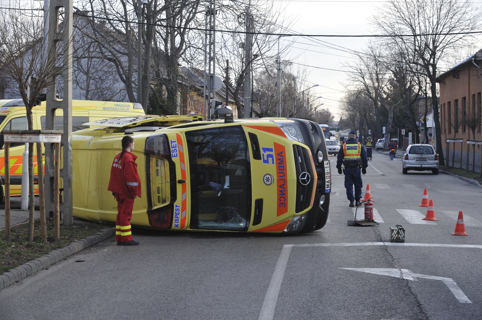 Felborult egy mentőautó Budapesten, a XX. kerületben