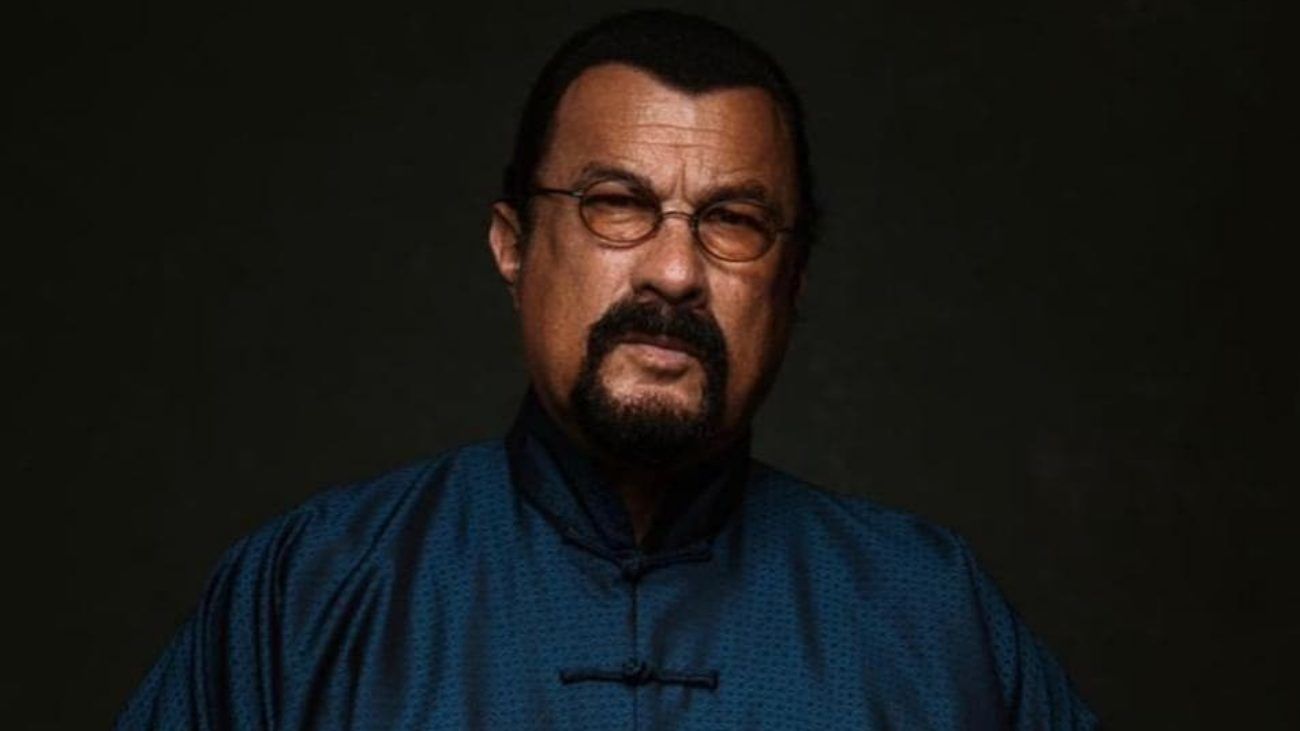 Steven Seagalt 97 millióra büntették, mert nem szólt, hogy fizettek neki a bitcoinos posztjaiért