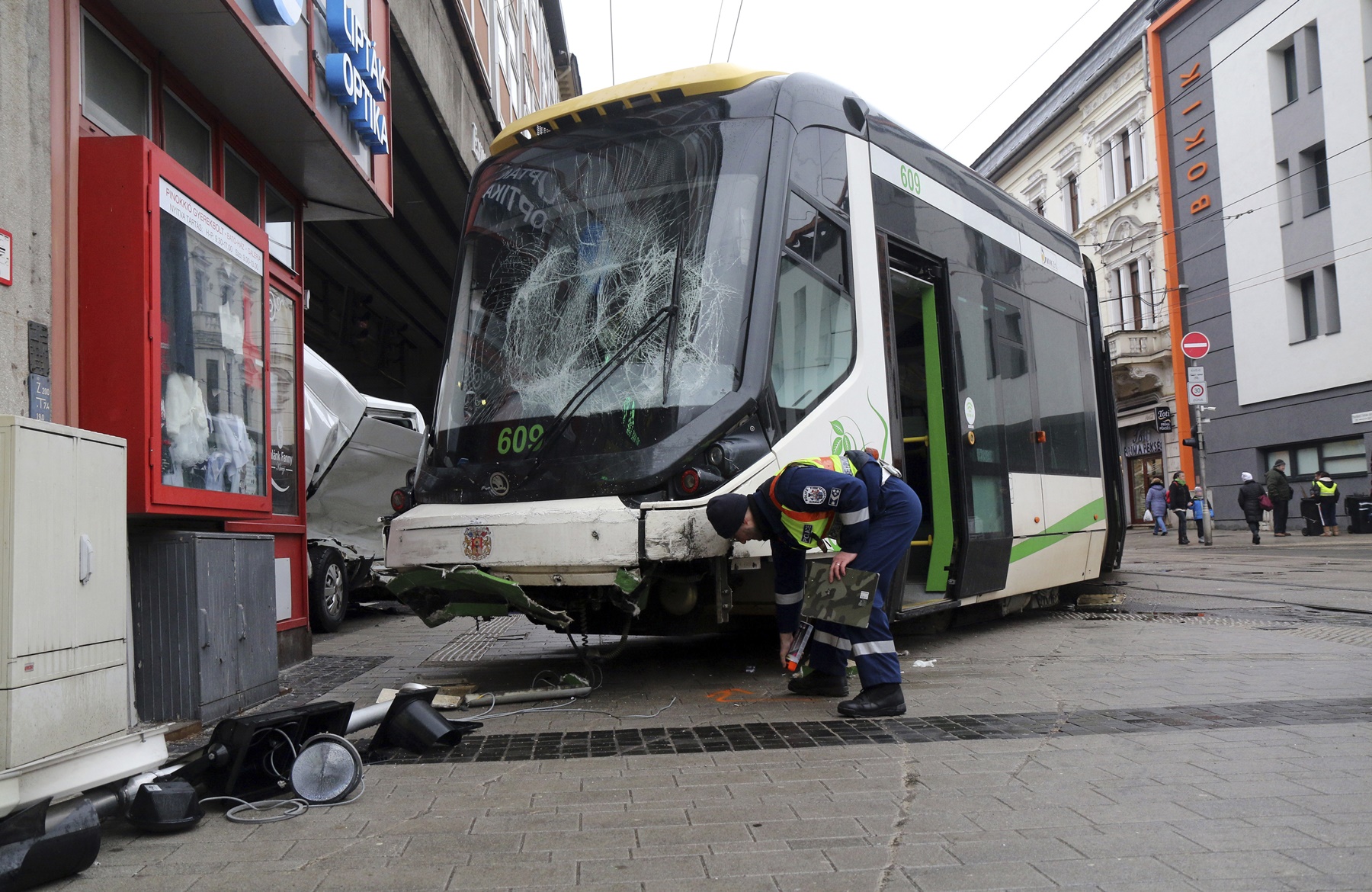 Kisiklott egy villamos, miután kisteherautóval ütközött Miskolcon