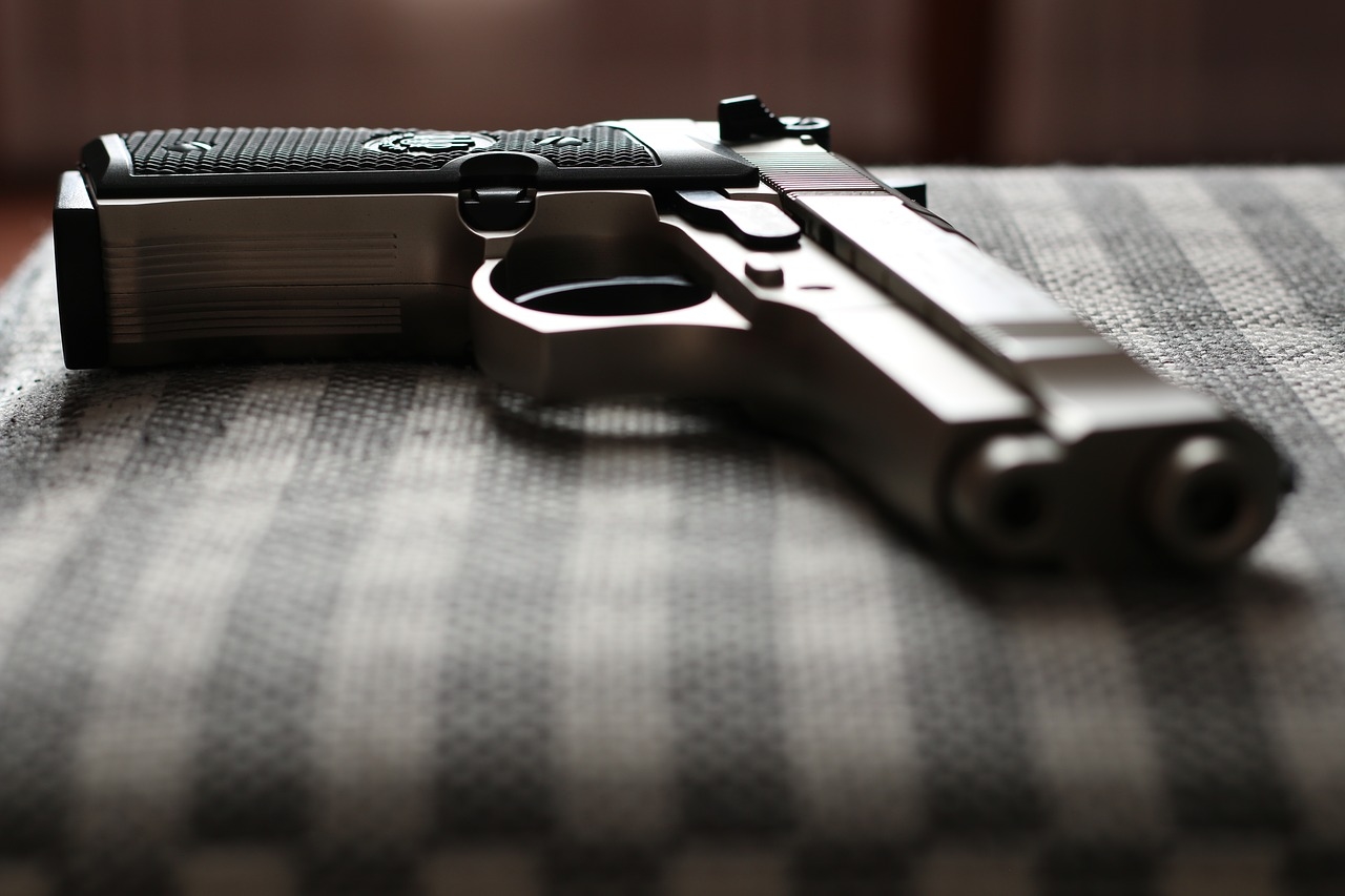 Hasba lőtt egy 10 éves kisfiút a bébiszittere, miközben a fegyverrel szelfizett