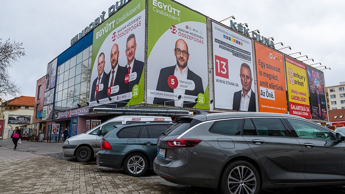 „Kire szavazzunk? Egy rikító narancssárga vagy egy piros-fehér-zöld pártra?”