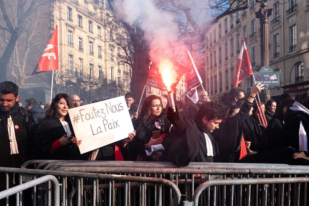 Parlamenti szavazás nélkül vezetik be a vitatott francia nyugdíjreformot