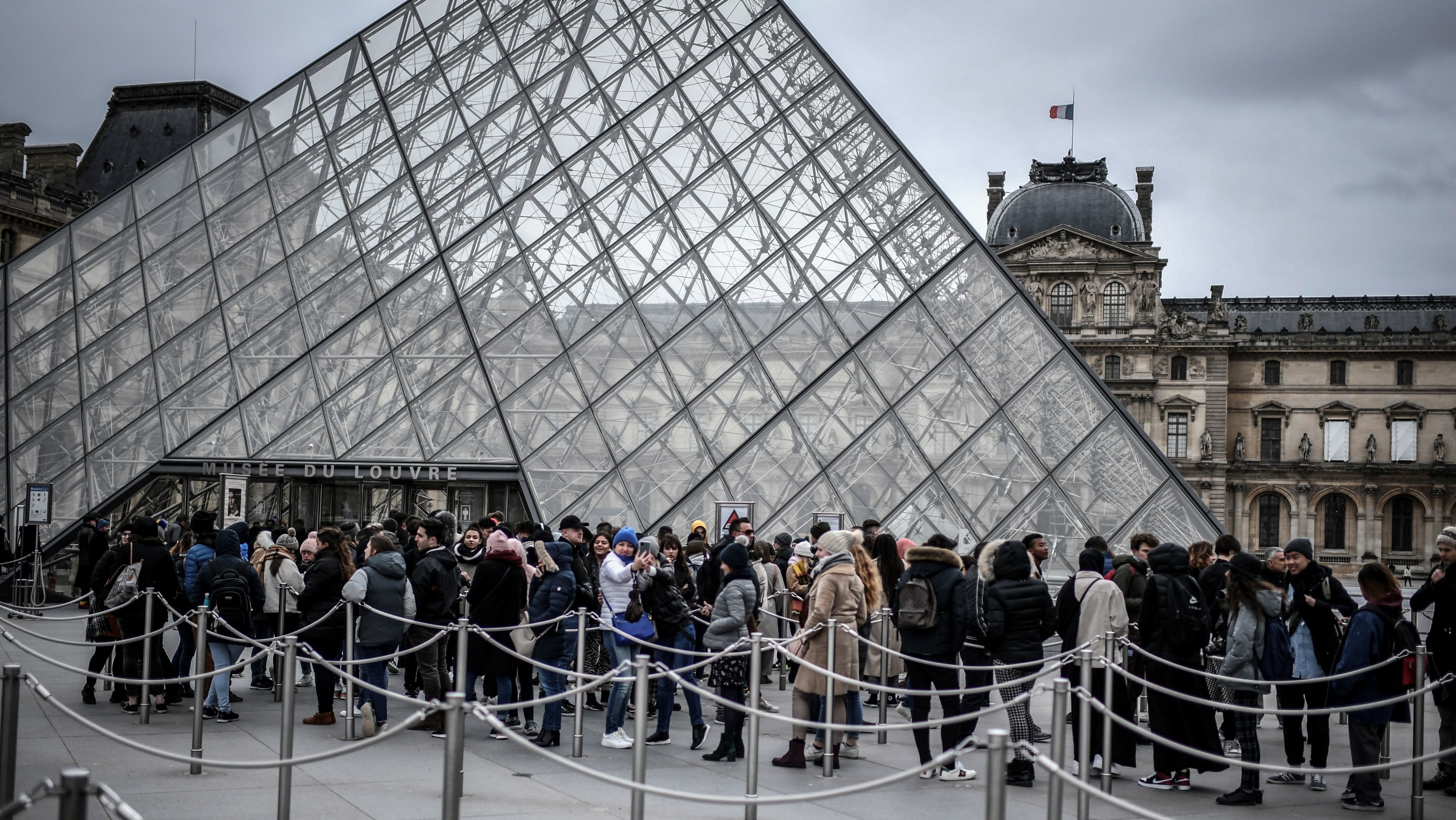 Félnek az alkalmazottak a koronavírustól, nem nyitott ki a Louvre