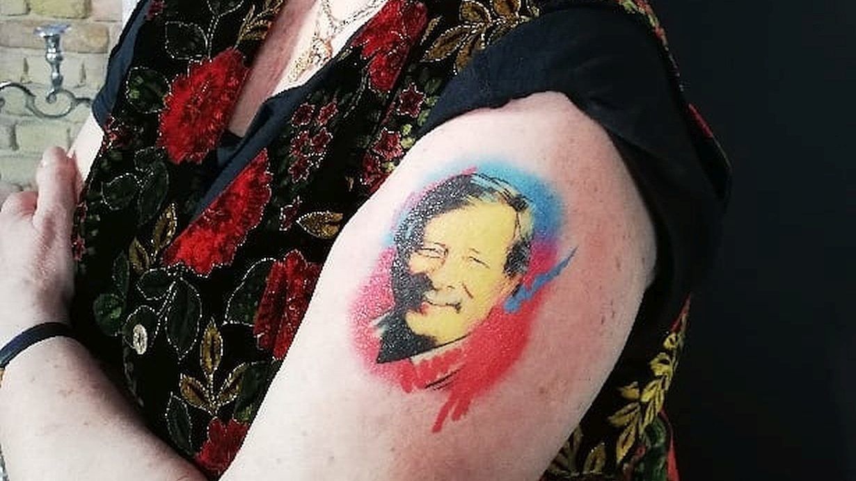Magdi anyus Vili bácsi tetoválással a karján egészen szürreális látvány