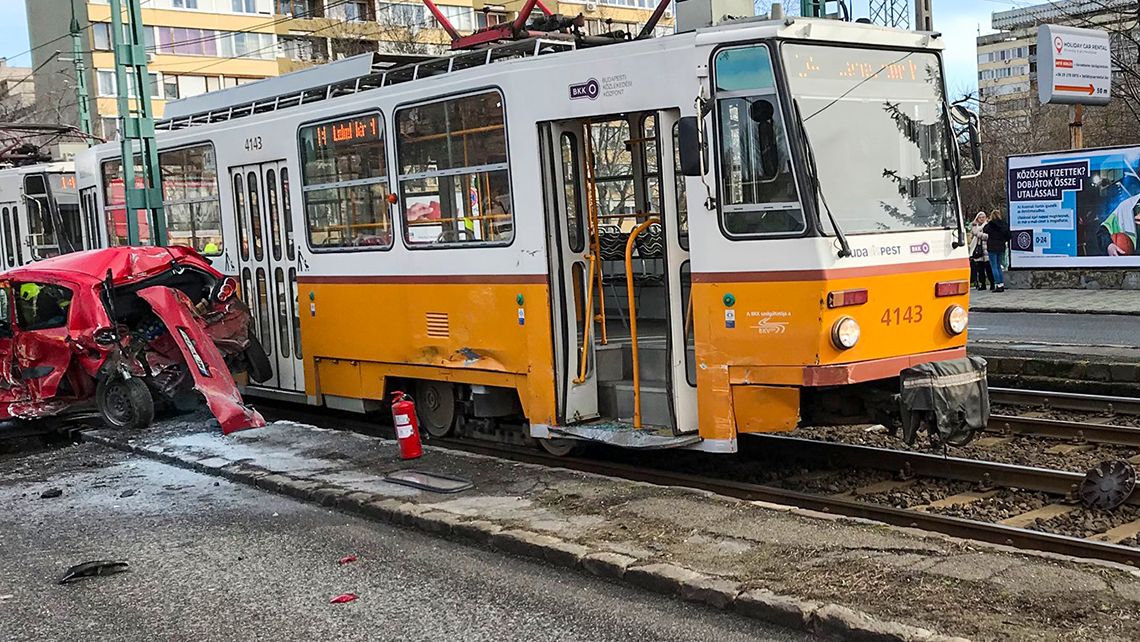 Villamos ütközött autóval a 13. kerületben, órákra leállhat a villamosközlekedés