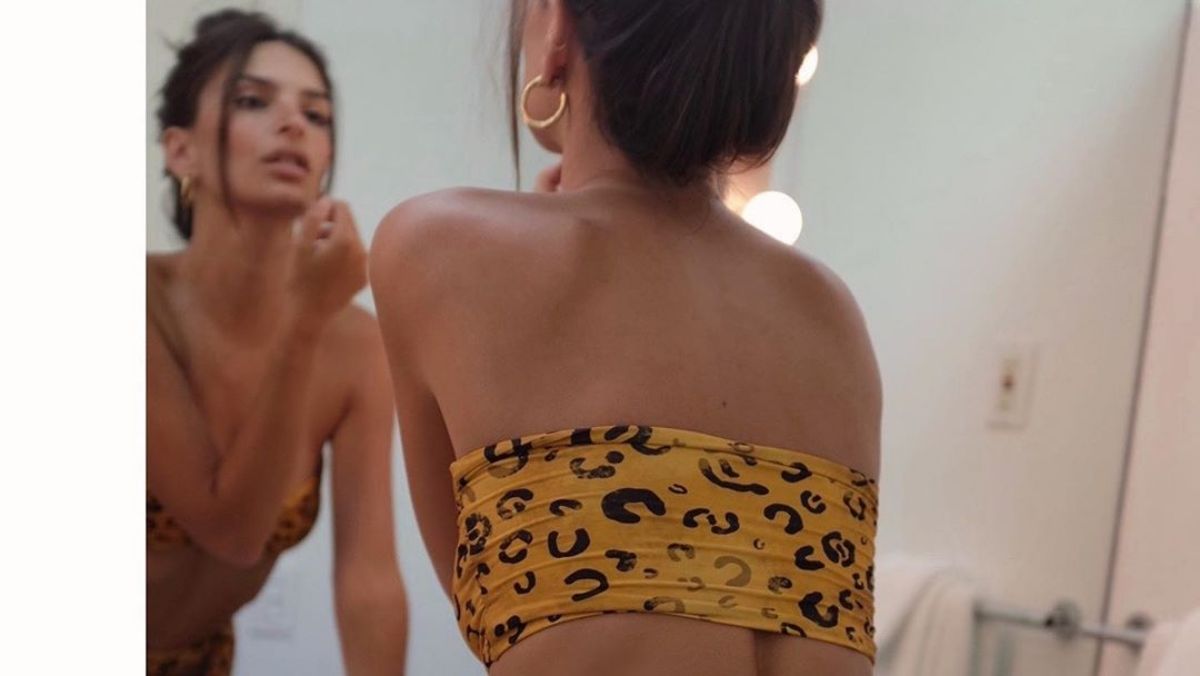 Emily Ratajkowski már érzi a nyarat, ezért lefotóztatta a fenekét