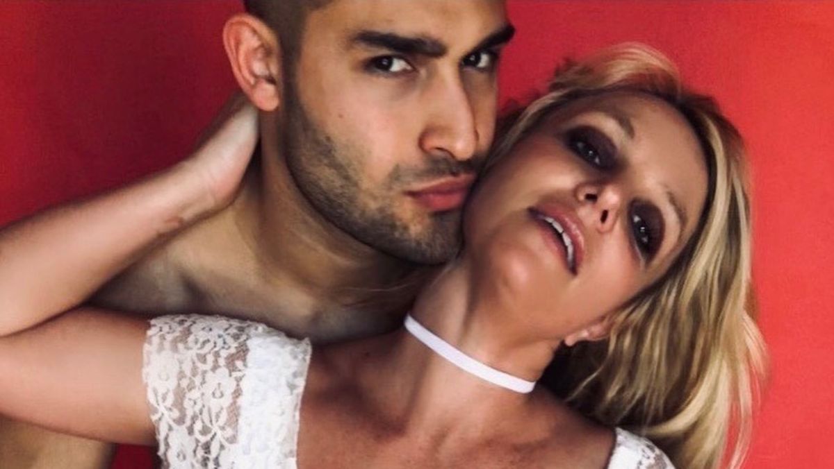 Britney Spears miért a saját mellét fogdossa, miközben a pasijával pózol?