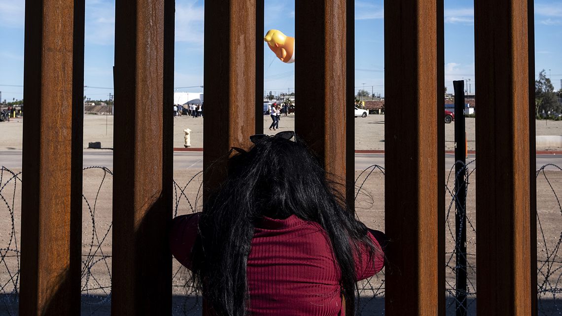 Röhögnek a bevándorlók és a csempészek Trump határfalán