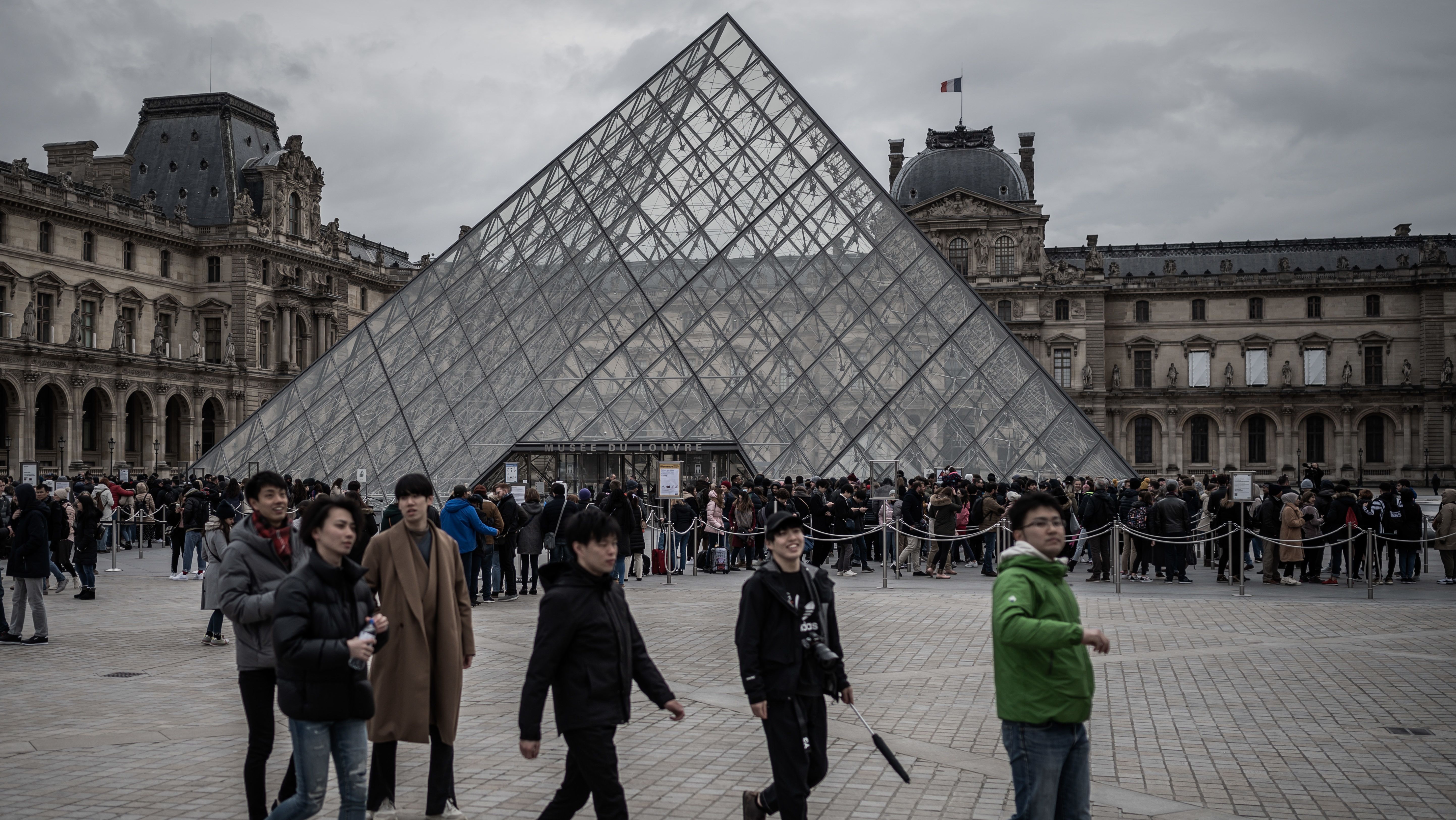 Koronavírus: szerda délben kinyitott a Louvre