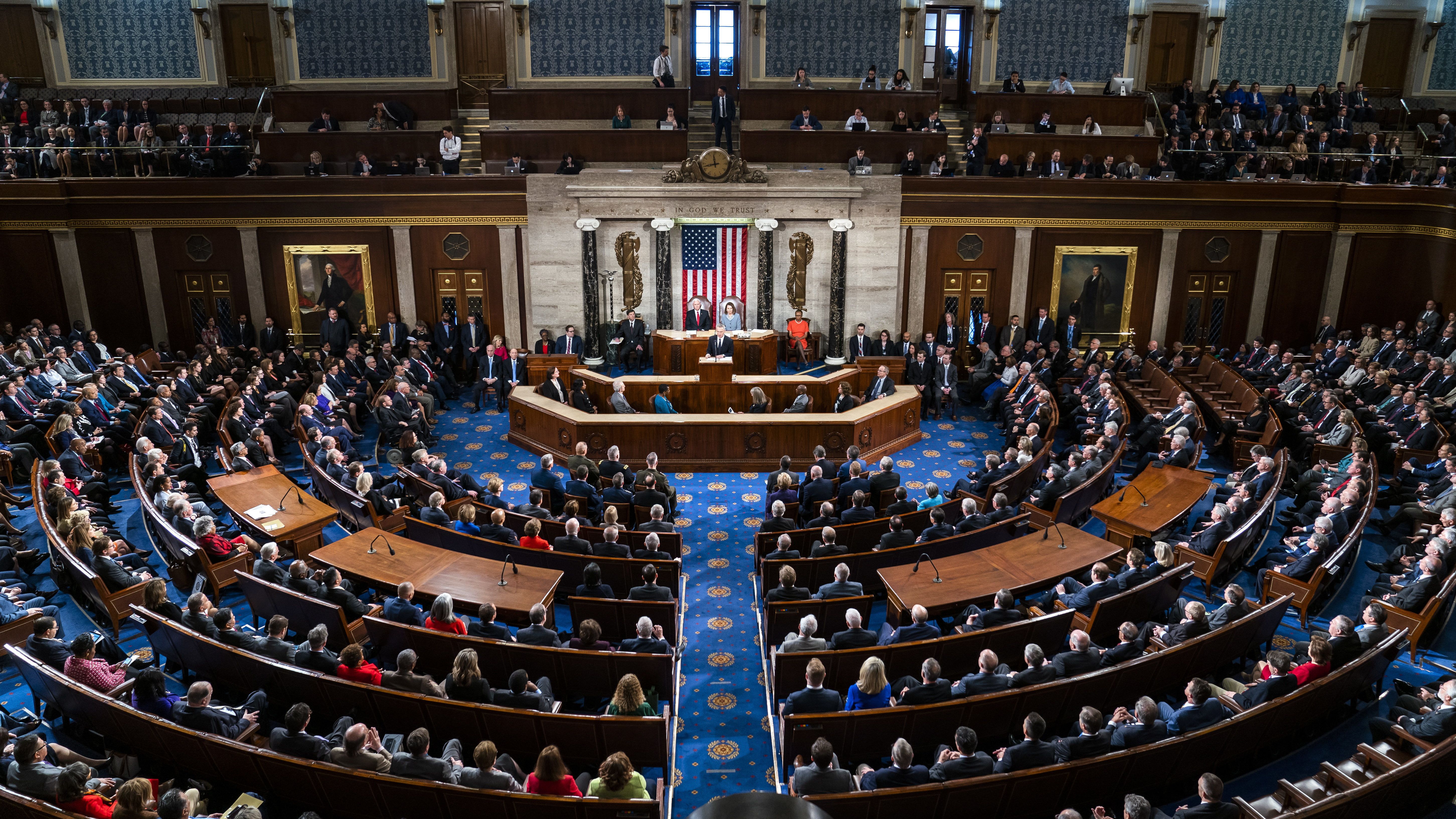 Az amerikai képviselőház 8,3 milliárd dollárt szavazott meg a koronavírus elleni harcra