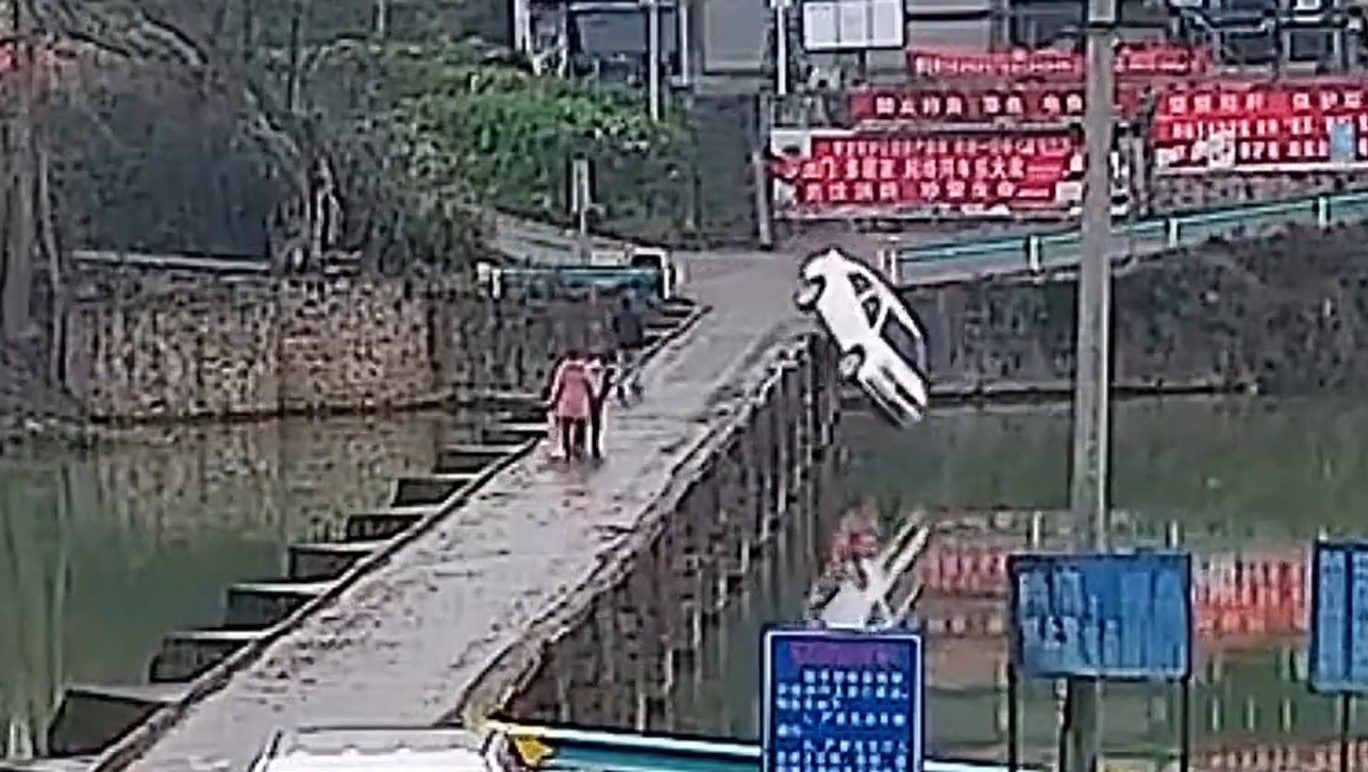 Tíz perccel a jogsi megszerzése után folyóba zuhant autójával egy hídról egy kínai sofőr