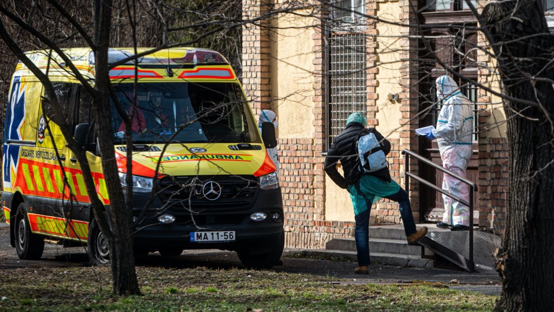 Az egyik koronavírusos beteg színházi előadáson járt az Artus Stúdióban