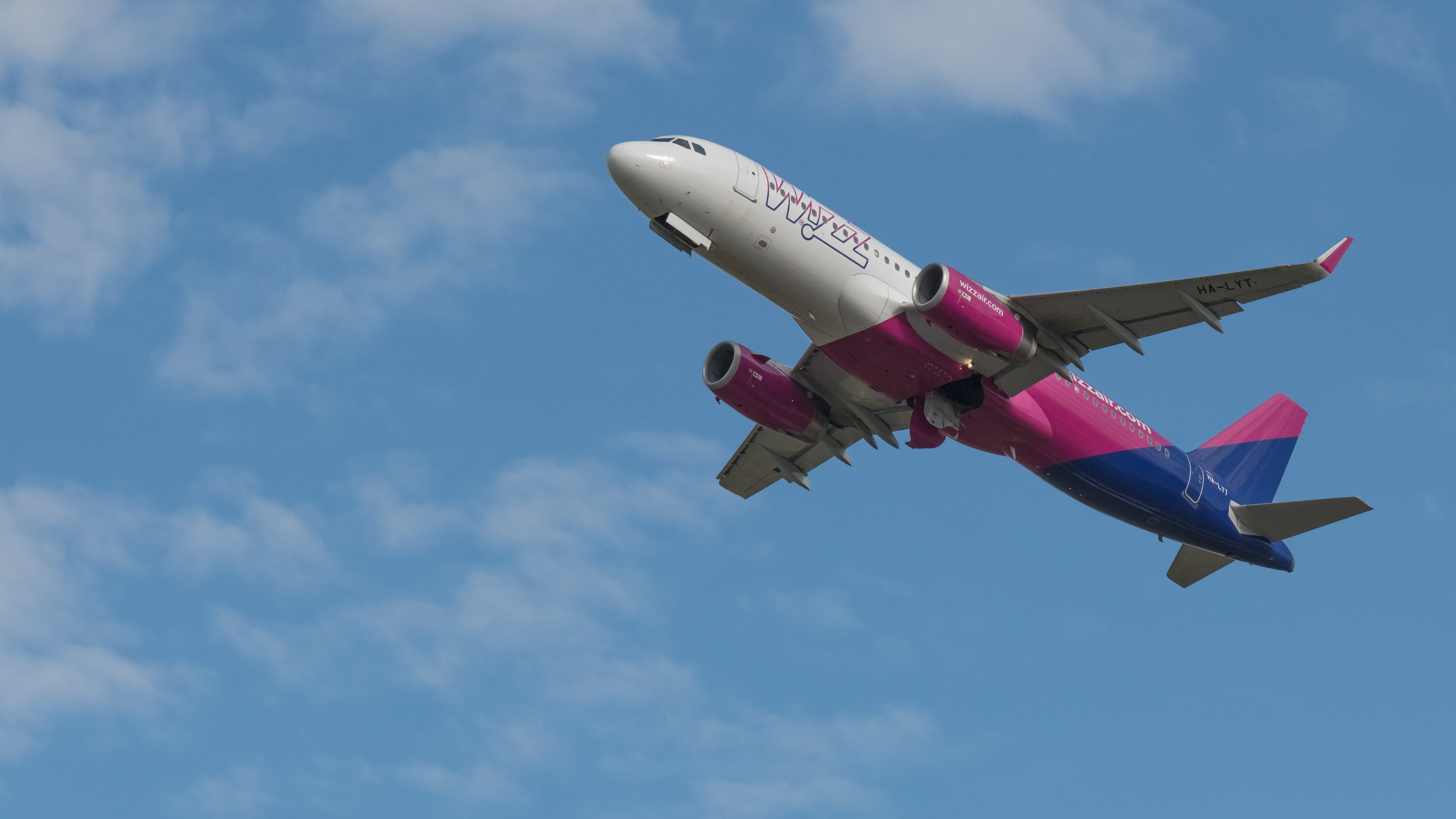 Bolgár-magyar: a Wizz Air törli a szurkoló járatait