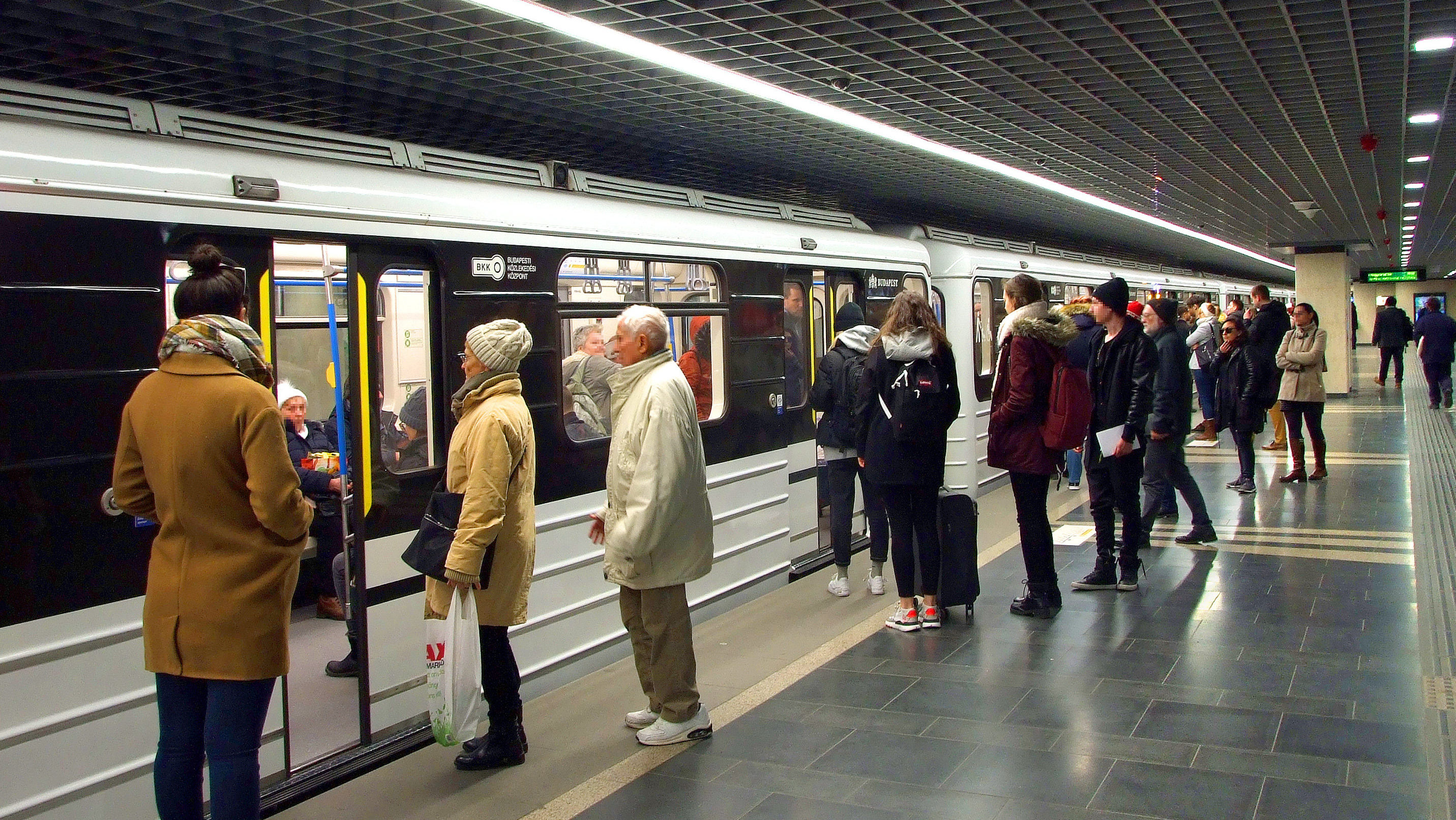 Egy órával tovább jár a 2-es és a 4-es metró pénteken és szombaton