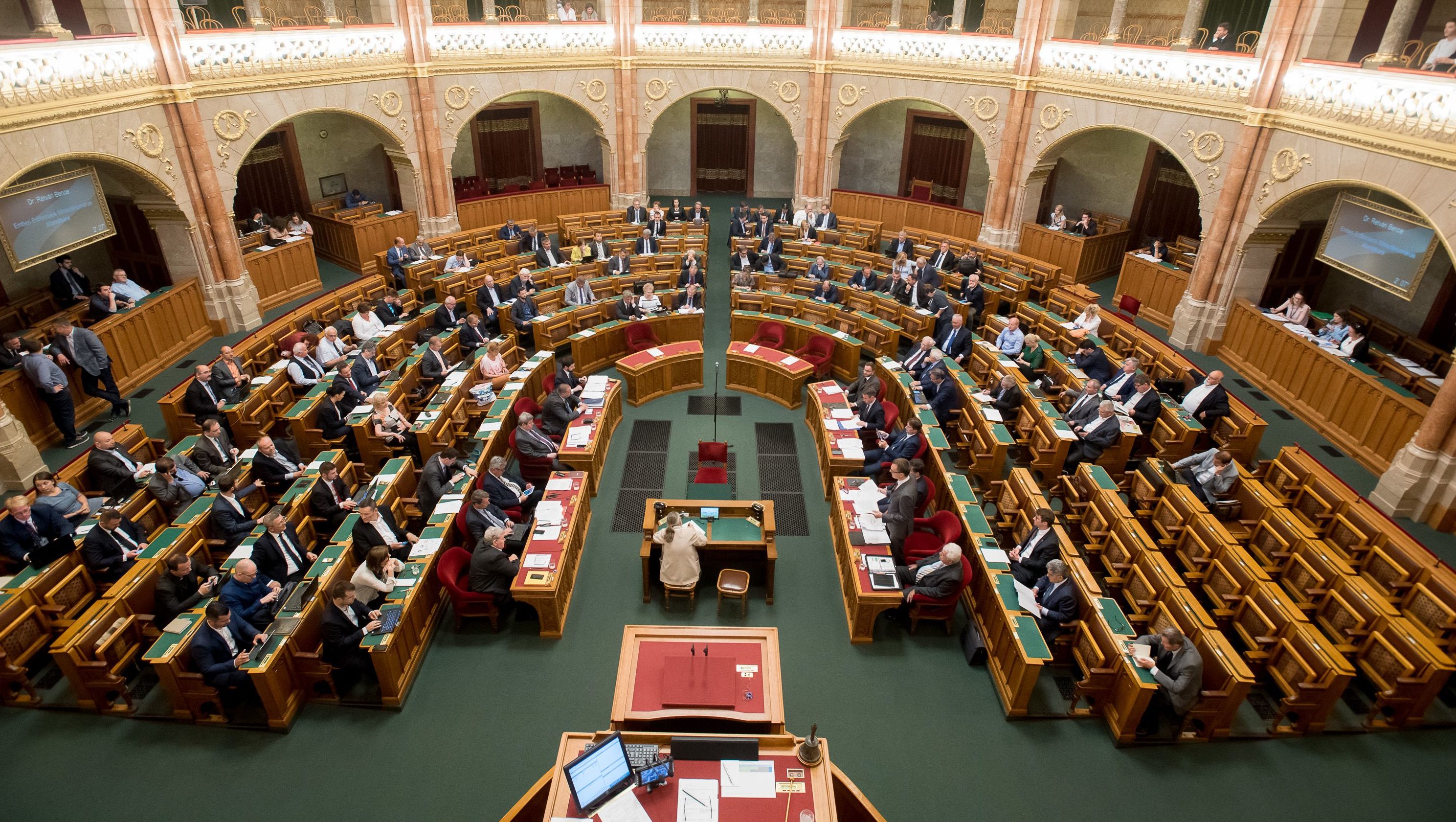 Megszavazták, hogy a közpénzes beruházásoknál ne kelljen fizetni a közterület használatáért