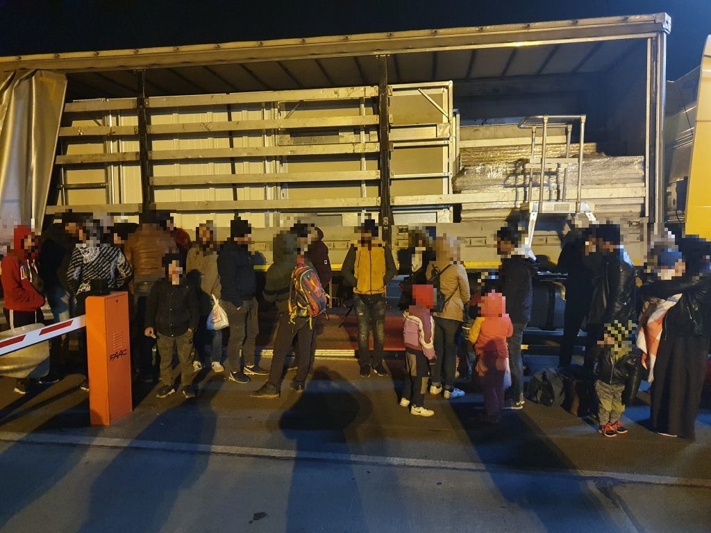 33 határsértőt zsúfoltak a török kamionba