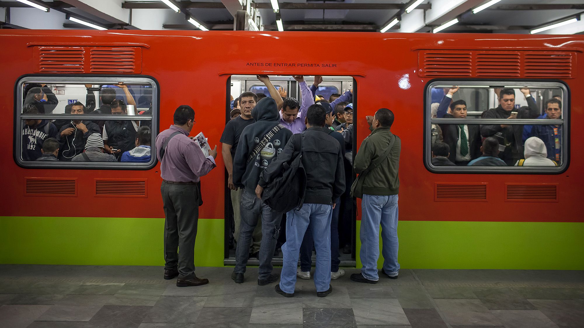 Egy halott, több tucat sérült egy mexikóvárosi metróbalesetben