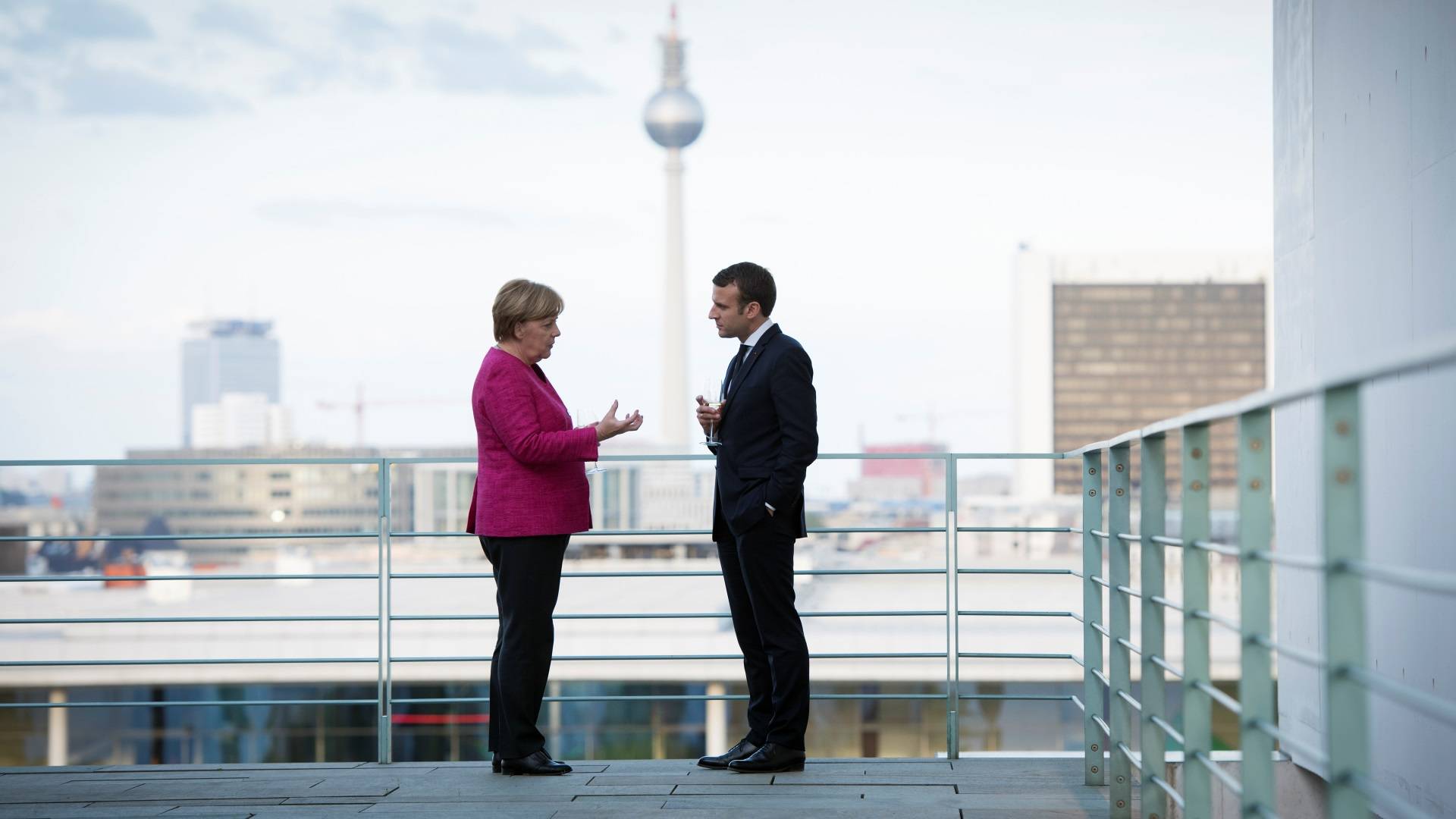 Merkel: A lehető legjobban csökkenteni kell az érintkezést