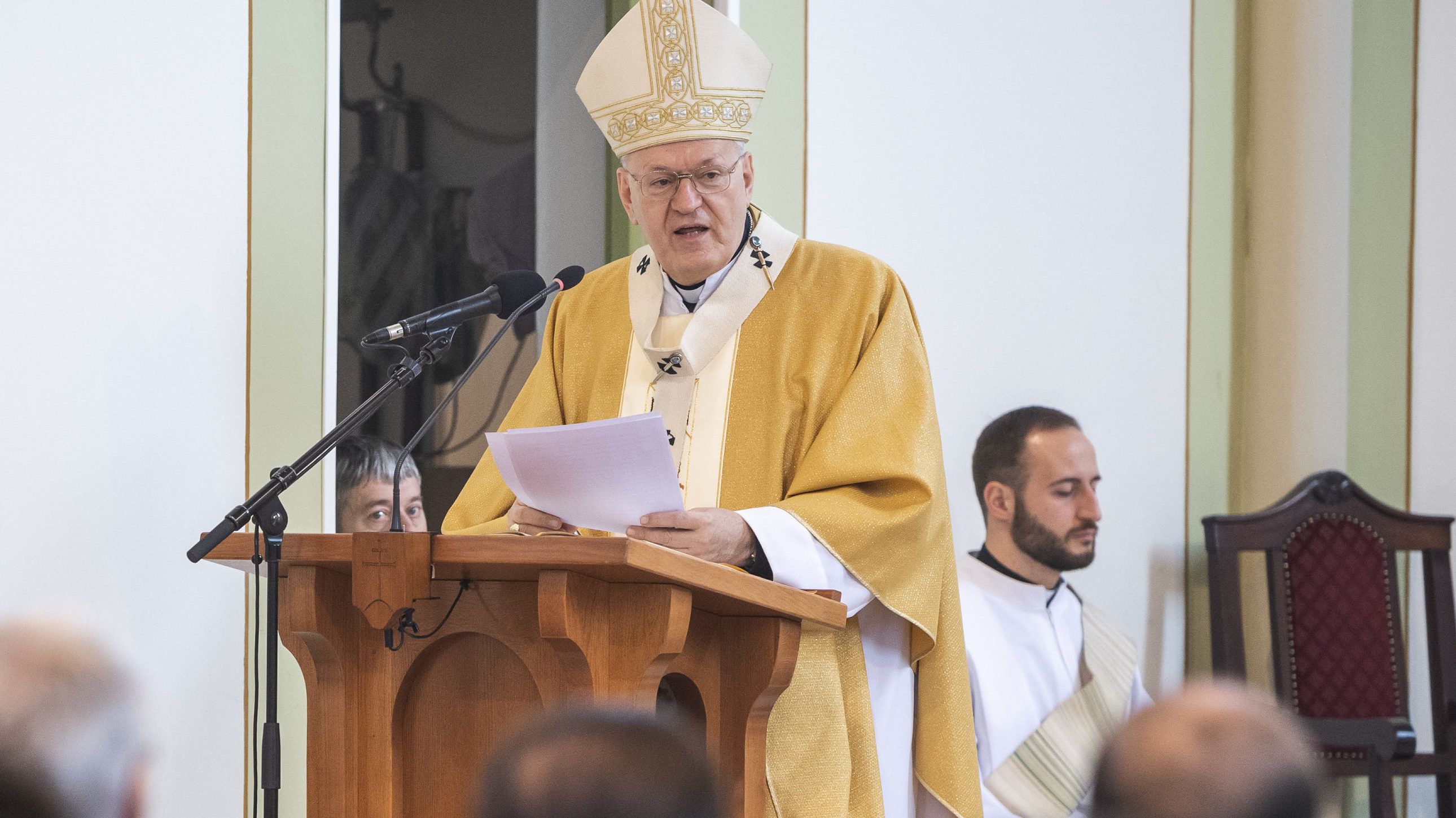 Aki betegnek érzi magát, ne menjen templomba!