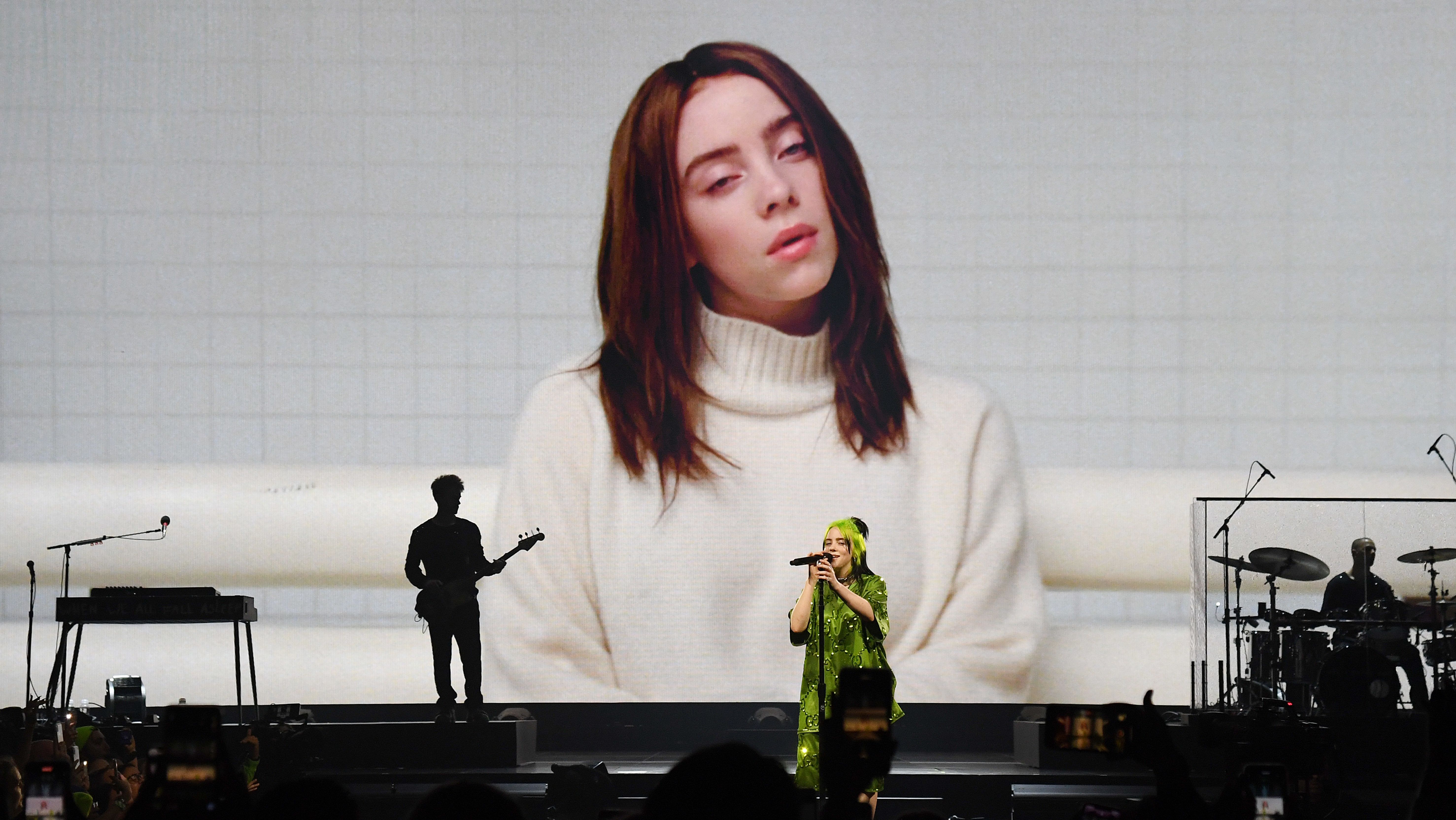 Billie Eilish: „Ha bő ruhákba bújok, nem vagyok nőies, ha mutatok valamit, máris kurva vagyok”